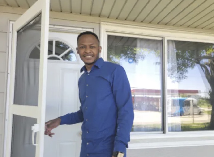 picture of Teza S. in front of a house